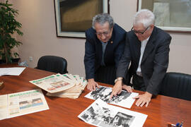 Juan de Dios Mellado y José Ángel Narváez. Firma del convenio para la donación del archivo fotográfico y la colección completa del Diario 16. Facultad de Ciencias Económicas y Empresariales. Marzo de 2015