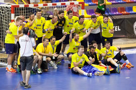 La selección rumana celebra la victoria. Partido Rumanía - España. Categoría masculina. Campeonato del Mundo Universitario de Balonmano. Antequera. Julio de 2016