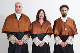 Retrato de Juan Manuel Romero, Rafael Godoy y Andrea Goldsmith previo a su investidura como doctora "Honoris Causa" por la Escuela Técnica Superior de Ingeniería de Telecomunicación de la Universidad de Málaga. Paraninfo. Octubre de 2024
