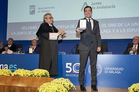 José Ángel Narváez y Juan Manuel Moreno. Imposición de la Medalla de Oro de la Universidad de Málaga a la Junta de Andalucía. Paraninfo. Noviembre de 2023