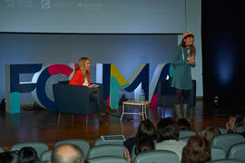 Cristina Mena "Dialogando" con Raquel Haro sobre "cómo convertir tus dramas en una bonita historia". Facultad de Psicología y Logopedia de la Universidad de Málaga. Febrero de 2022