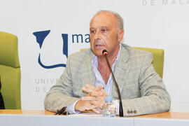 Firma del convenio por la donación de Eugenio Chicano a la Universidad de su colección de fotografías. Rectorado. Septiembre de 2014